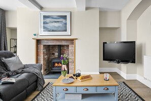 Smart TV, fireplace, DVD player, stereo
