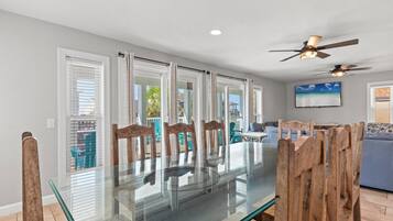 House, 6 Bedrooms, Sea View | In-room dining