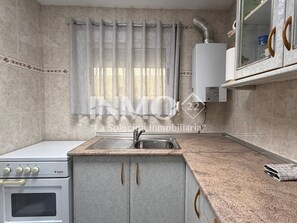 Fridge, microwave, coffee/tea maker, cookware/dishes/utensils - 160B (Cambrils)