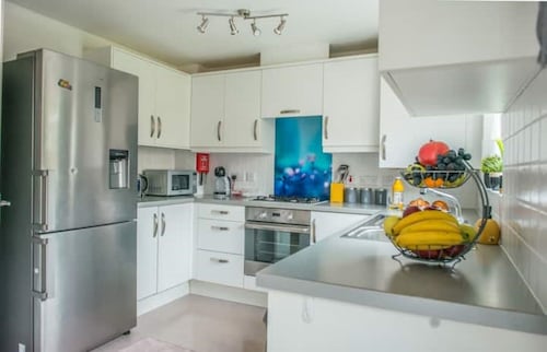 3 BEDROOM HOUSE * SLEEPS 6 * PARKING * GARDEN