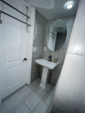 Regadera, secadora de cabello, toallas, jabón 