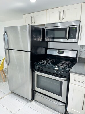 Kühlschrank, Ofen, Herdplatte, Wasserkocher mit Kaffee-/Teezubehör