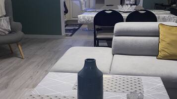 TV connectée, baby-foot, table de tennis de table, livres