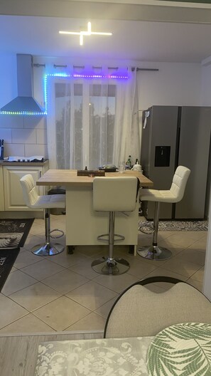 Dining - Beautiful villa at the foot of the Alberes mountains Swimming pool/Jaccuzi/Pétanque court (Saint-André)