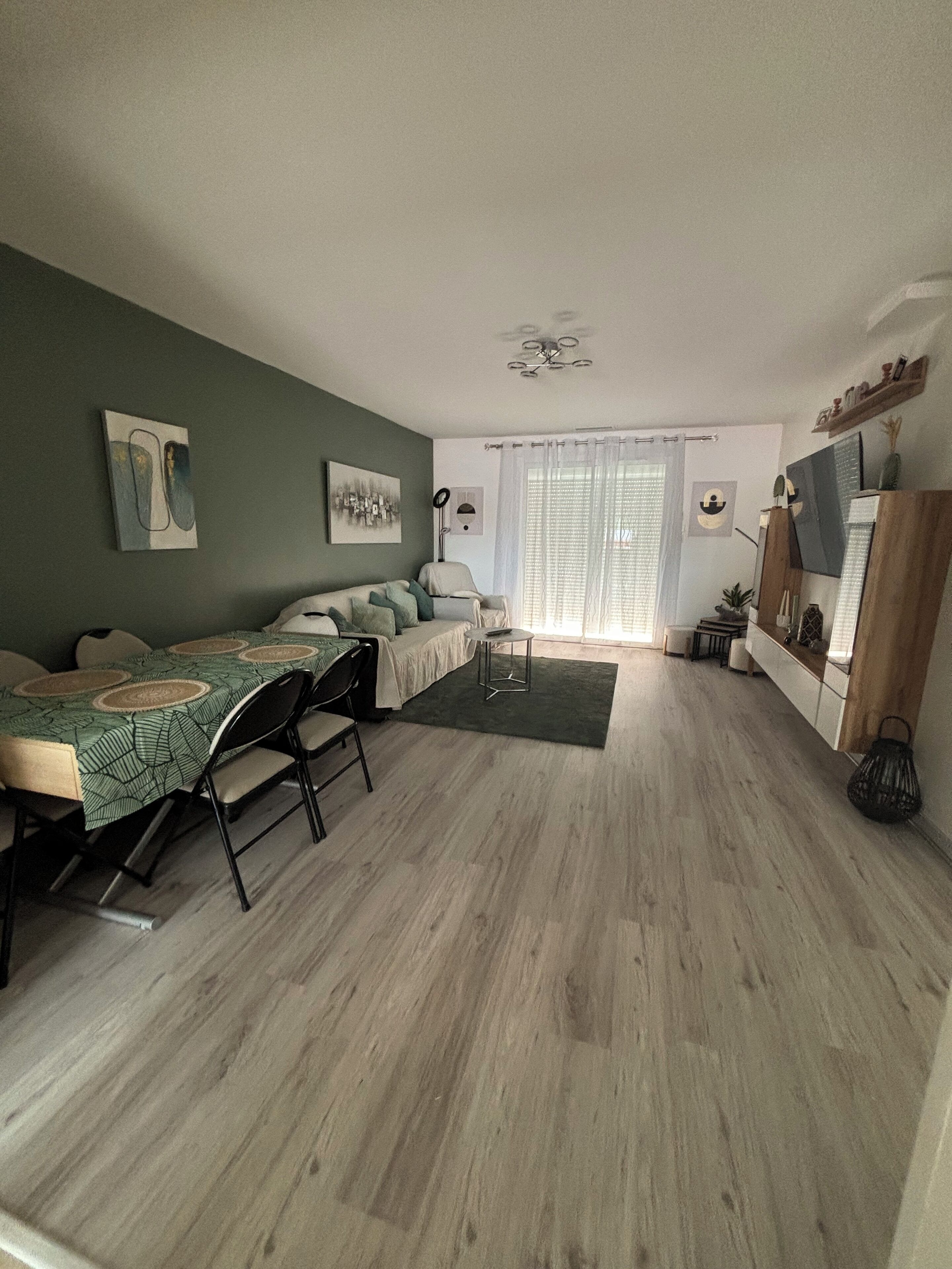 TV connectée, baby-foot, table de tennis de table, livres