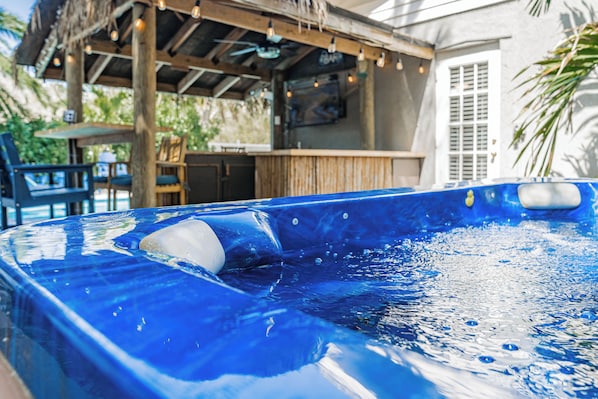 Outdoor spa tub