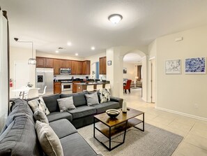 Interior - Dog Friendly - Salt Water Pool - Minutes to Attractions (Kissimmee)