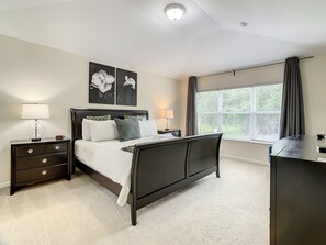 6 habitaciones, escritorio y tabla de planchar con plancha