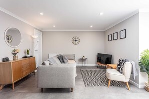 Una televisión, una oficina