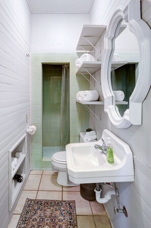 Duschwanne, Haartrockner, Handtücher