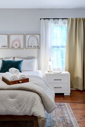 4 bedrooms, iron/ironing board, WiFi, bed sheets
