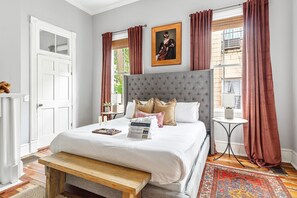 3 bedrooms, desk, iron/ironing board, free Internet