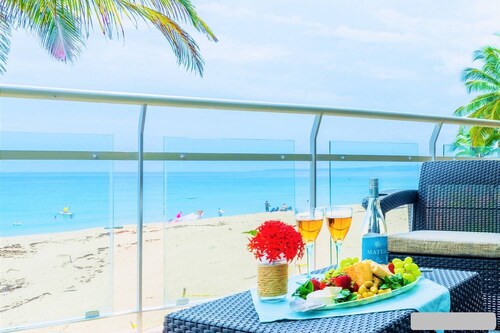 Beachfront ★ Pool ★ All New ★ AC ★ Free Gated Prkng ★ Laundry ★ WiFi ★ 1st Floor