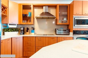 Refrigerador, microondas, horno y parrilla de estufa 