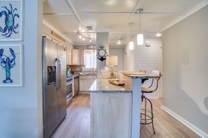 Condo, 1 habitación, acceso a la alberca | Cocina privada | Refrigerador con congelador, microondas, horno y parrilla de estufa 