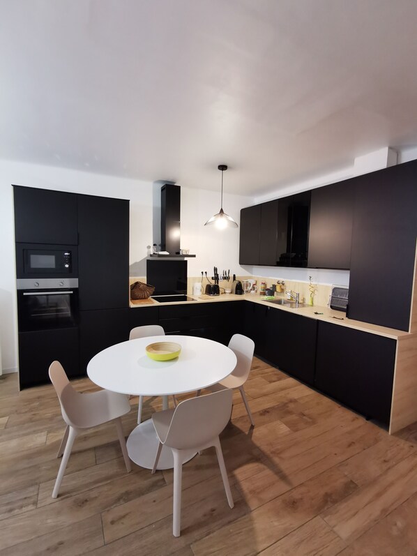 Kühlschrank, Mikrowelle, Ofen, Herdplatte