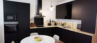 Quiet town center, sea view, private parking, 250 m from the beach