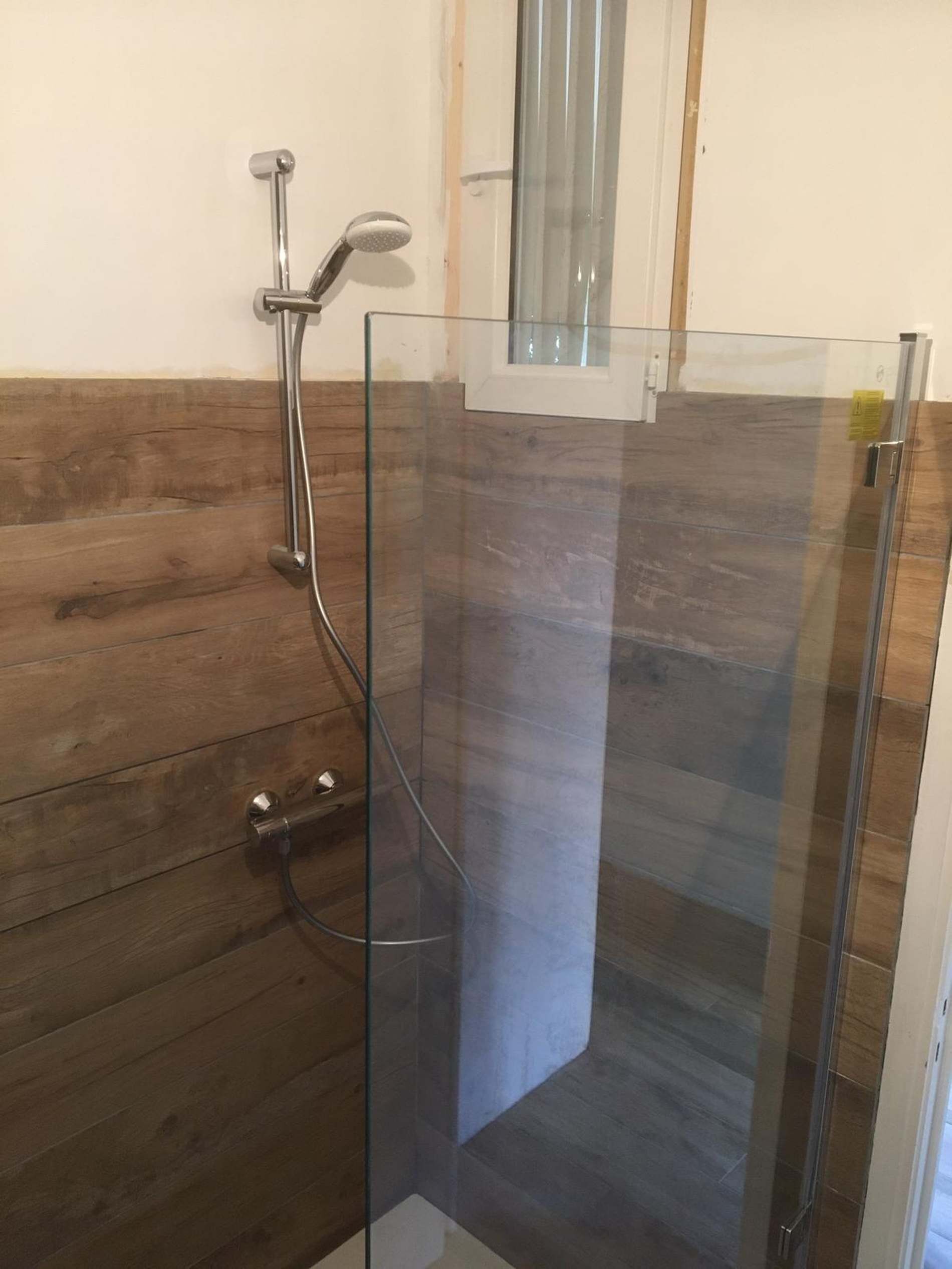 Douche, sèche-cheveux, serviettes fournies