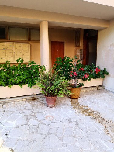 Quiet town center, sea view, private parking, 250 m from the beach