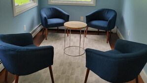 A room with blue walls, two windows, a round table, and four blue chairs. - 3 bedroom home steps away from beach/lake (Petersburg)