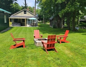 Property grounds - 3 bedroom home steps away from beach/lake (Petersburg)