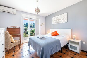 3 slaapkamers, een strijkplank/strijkijzer, reisbedje, gratis wifi