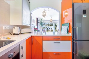 Een koelkast, een microgolfoven, een oven, een kookplaat