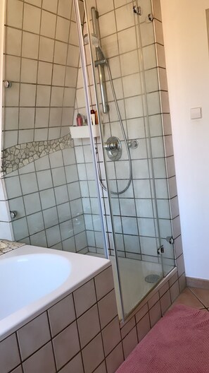 Bathtub, towels, soap, toilet paper - Charming house with garden is looking for a subtenant Sept-Nov 2022 (Freiberg am Neckar)