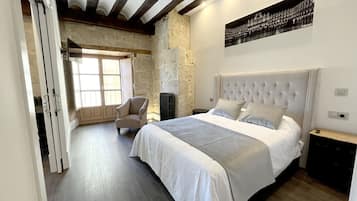 Suite Confort, baño privado, vistas a la ciudad (Vistas Pza Poeta Iglesias) | Interior