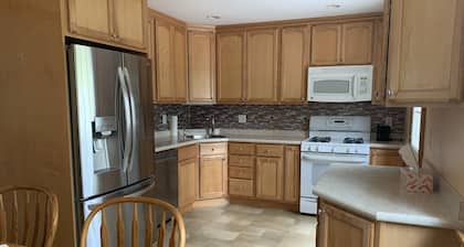 Cozy home just mins away from Saratoga Race course and so much more!