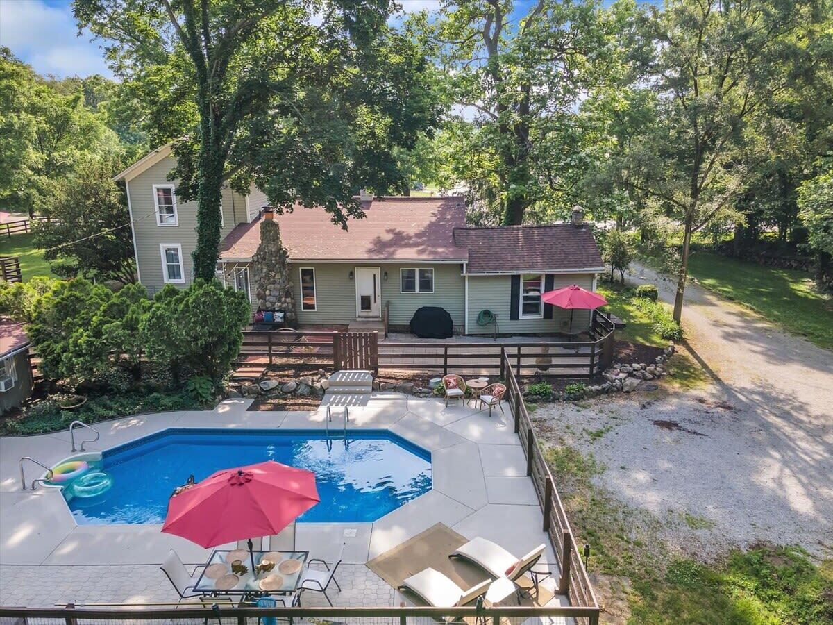 Pool, Deck & Modern Amenities! Hollyhock Hideaway