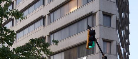 Un hotel de varios pisos con un cartel que dice "Staybridge Suites".