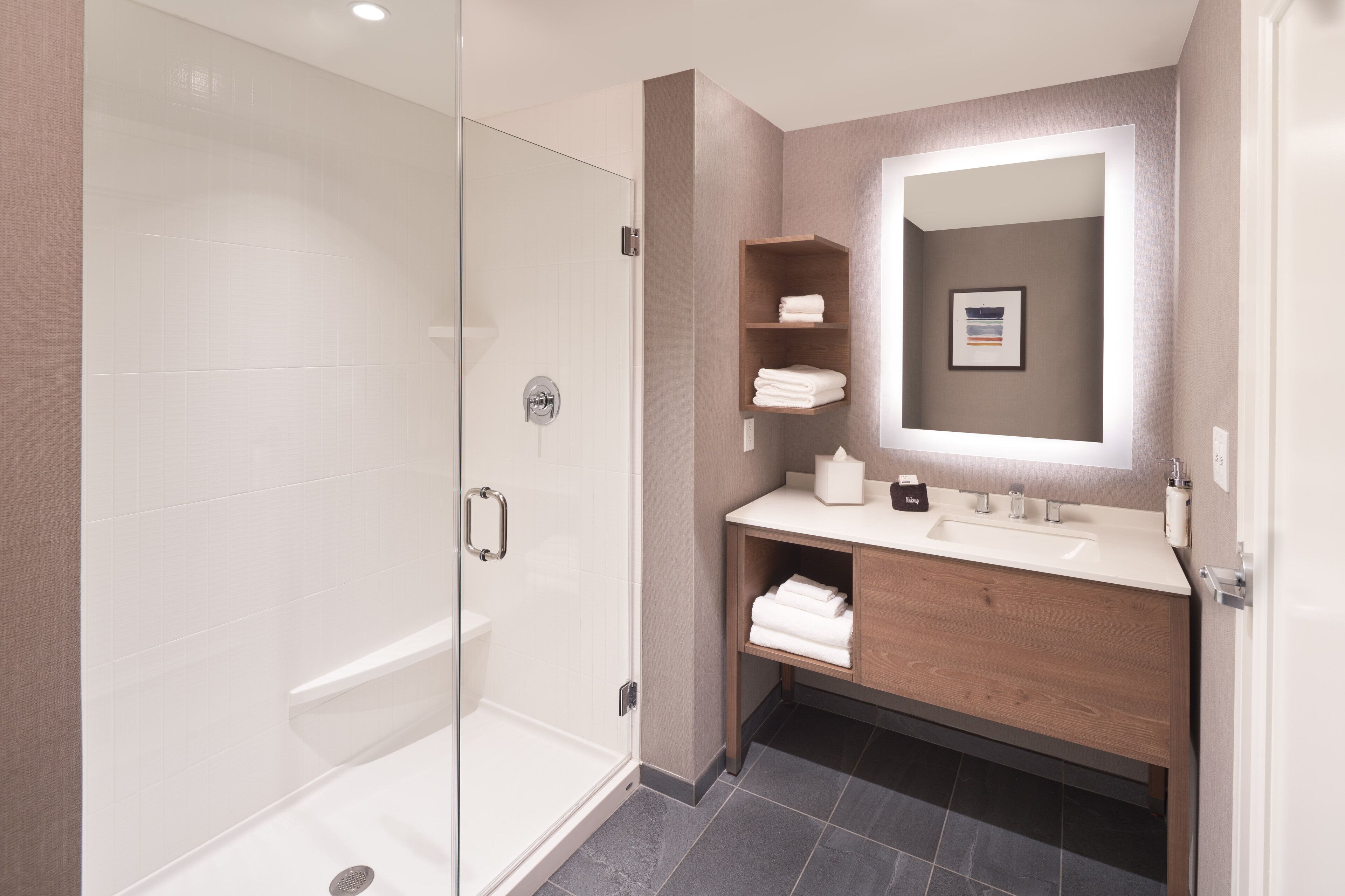 Studio-suite - 1 kingsize-seng - køkken - byudsigt | Badeværelse | Brusehoved med spredningseffekt, gratis toiletartikler, hårtørrer