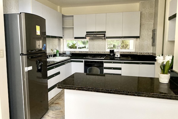 Een koelkast, een magnetron, een kookplaat