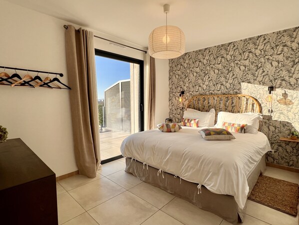 1 chambre, coffres-forts dans les chambres, fer et planche à repasser