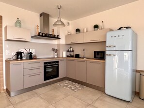 Réfrigérateur, micro-ondes, four, plaque de cuisson