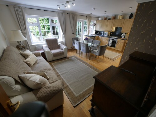 Orchid House - 3 bedroom family accommodation with indoor play station 