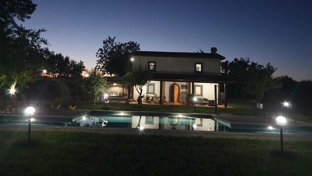 A two-story house with a swimming pool in the foreground. - Villa Domus Nirale, 4 km from Civita di Bagnoregio, panorama of Lake Bolsena. (Bagnoregio)
