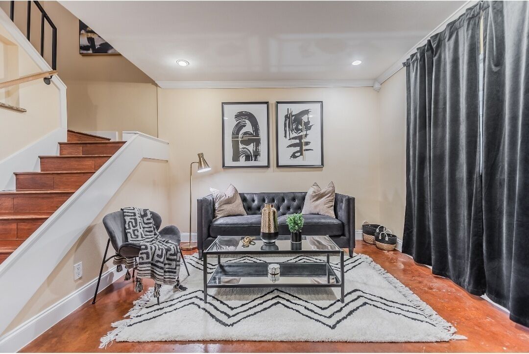 Uptown DTX Delight: King Suite Private Backyard