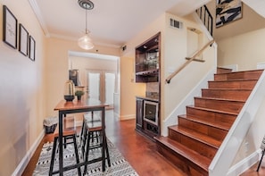 Interior - Uptown DTX Delight: King Suite Private Backyard (Dallas)