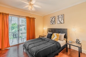 2 bedrooms, WiFi - Uptown DTX Delight: King Suite Private Backyard (Dallas)