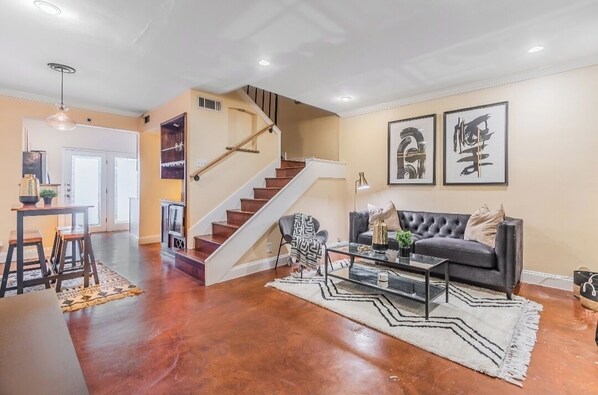 Living area - Uptown DTX Delight: King Suite Private Backyard (Dallas)