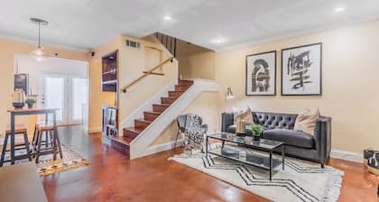 Uptown DTX Delight: King Suite Private Backyard