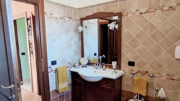Badewanne, Whirlpool, Haartrockner, Bidet