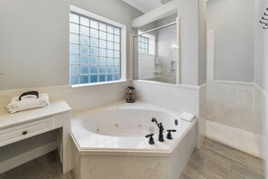 Maison, Plusieurs lits, piscine privée, vue sur la piscine | Salle de bain | Serviettes fournies