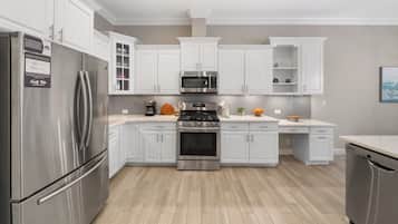 Rumah, Beberapa Tempat Tidur, kolam renang pribadi, pemandangan kolam renang | Dapur pribadi | Lemari es, microwave, oven, dan kompor