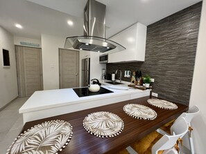 Geladeira, fogão, lava-louças, cafeteira/chaleira