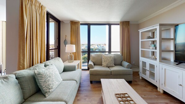 Condo, varias camas, alberca privada, vista a la playa | Área de sala de estar | Televisión de 42 pulgadas con canales por cable 