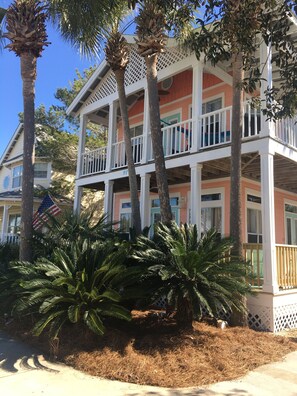 Exterior - A Dose of Destin (Destin)