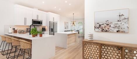 Refrigerador, microondas, horno, placa de cocina